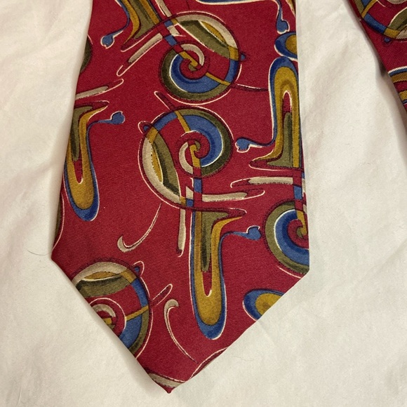 Men’s Cranberry Red W/ Abstract Design Silk Tie Necktie Silk Accents - Picture 3 of 7